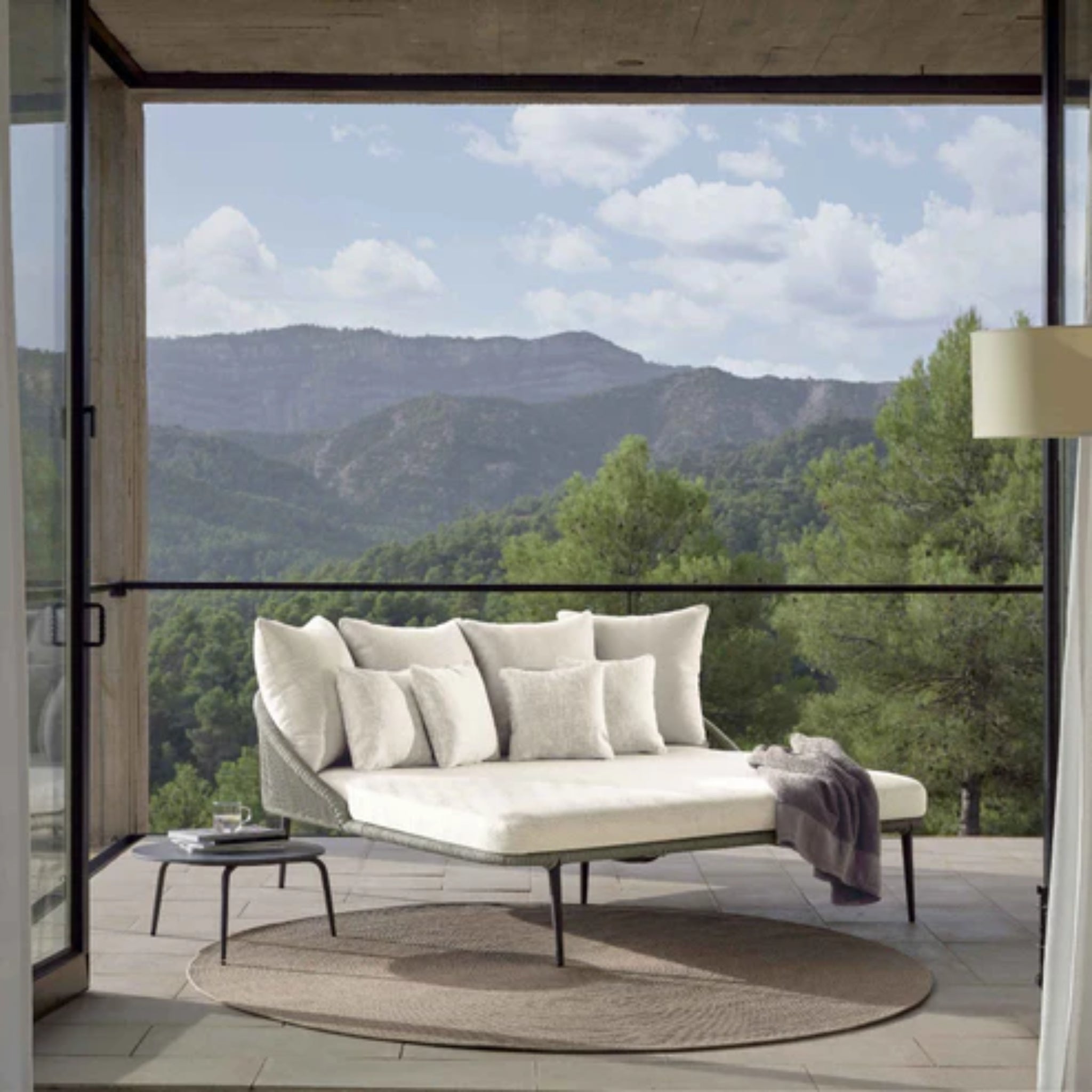 Skyline Design Rodona outdoor daybed with silver grey polyrope, featuring plush cushions for outdoor relaxation and luxury.
